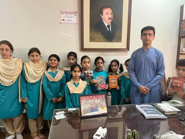 Schoolgirls receive books